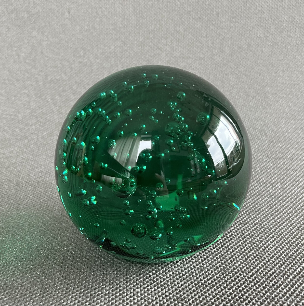Zelené těžítko s bublinkami 8 cm, hutní sklo