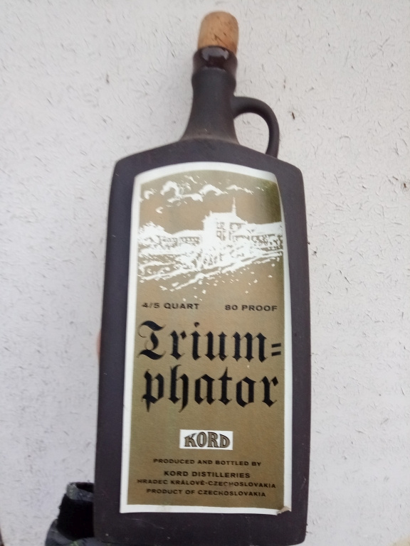 Staré láhve od piva a alkoholu