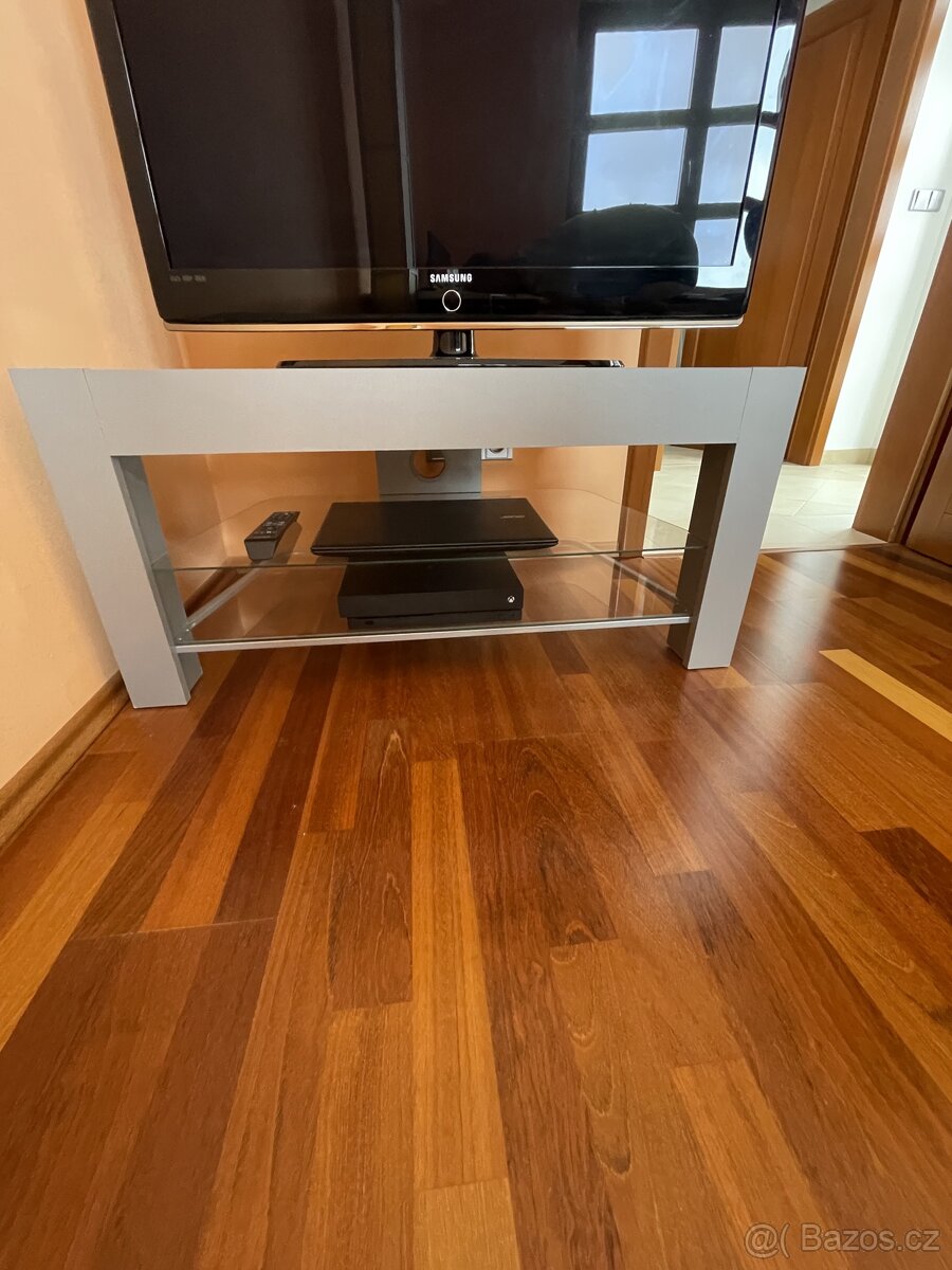 Stolek pod televizi