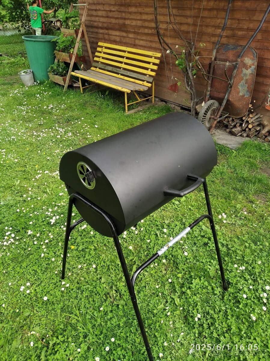 Zahradni gril na dřevěné uhlí a brikety