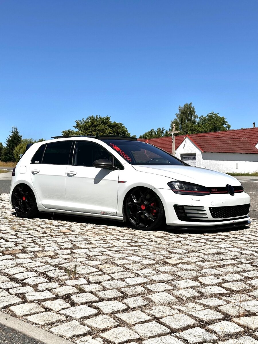 Golf GTI VII PERFORMANCE - Airlift/ DSG / Pano / Kamera