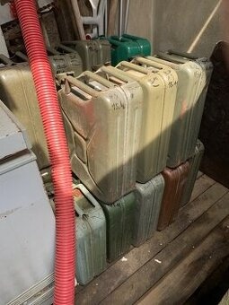 prodám kanystry plechové 20 L vojenské
