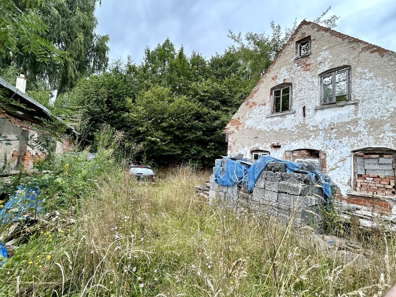 Zbořeniště domu - stavební parcela 3 km od města Červený Kos