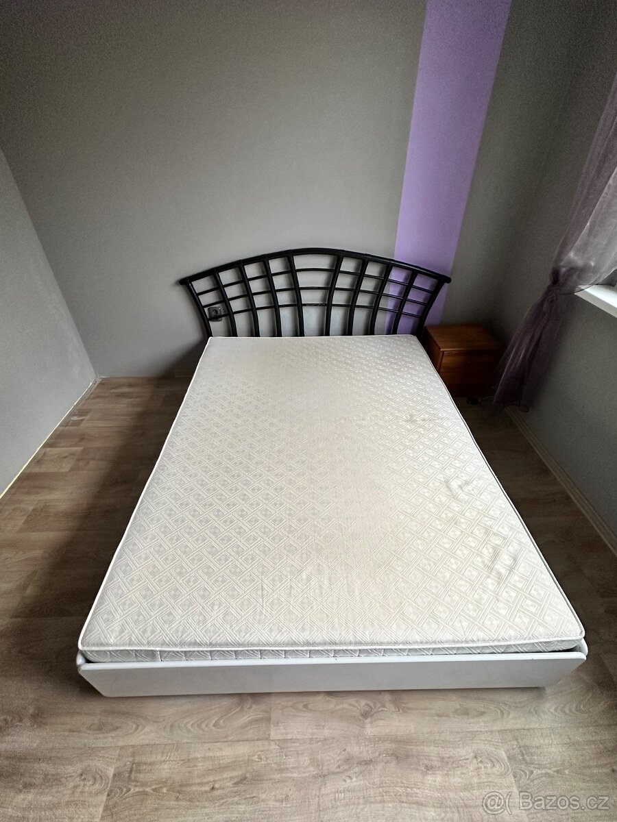 Postel s úložným prostorem