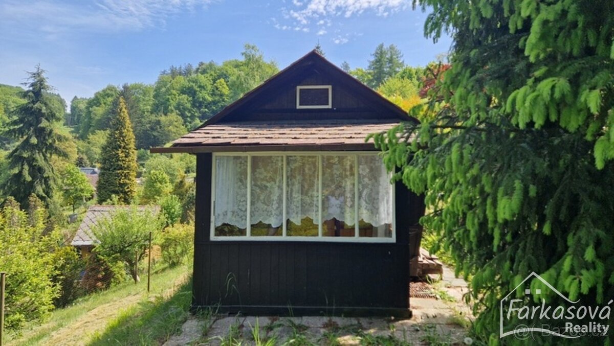 Chata s pozemkem v zahrádkářské kolonii v Albrechticích.