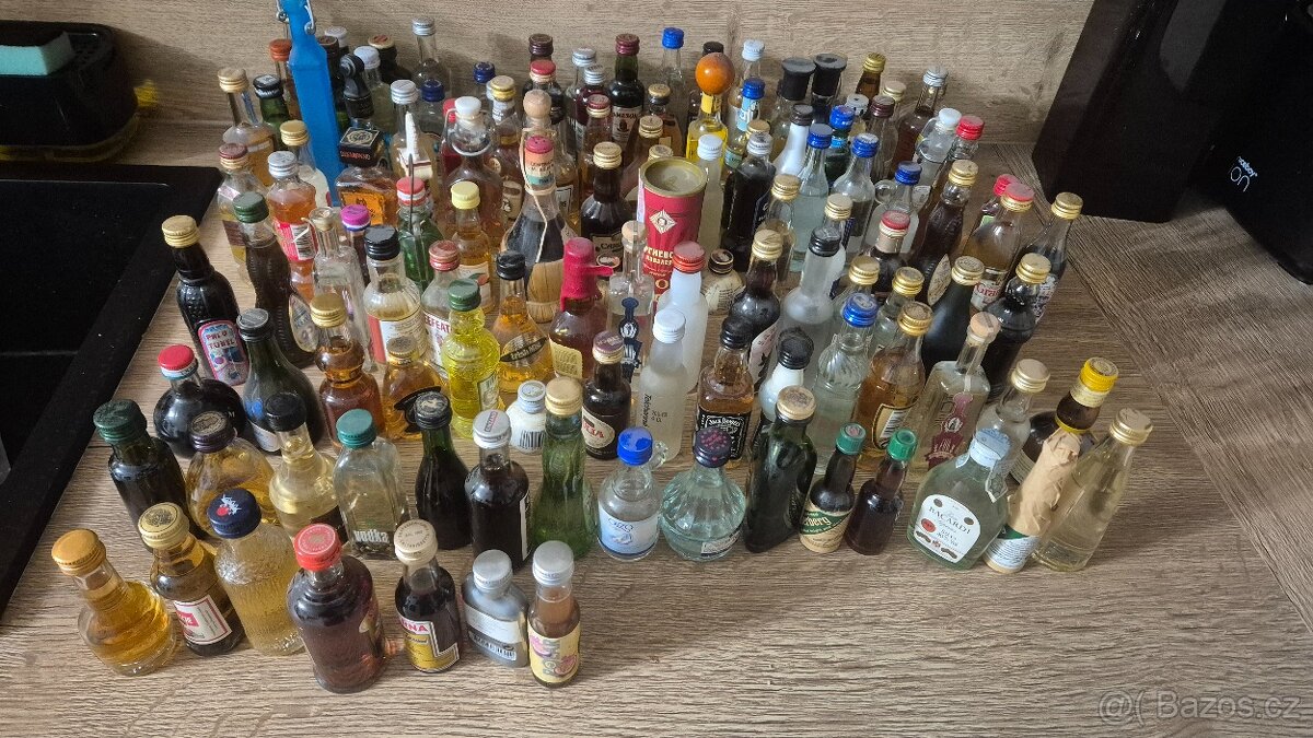 Miniaturní láhve alkoholu 127 ks