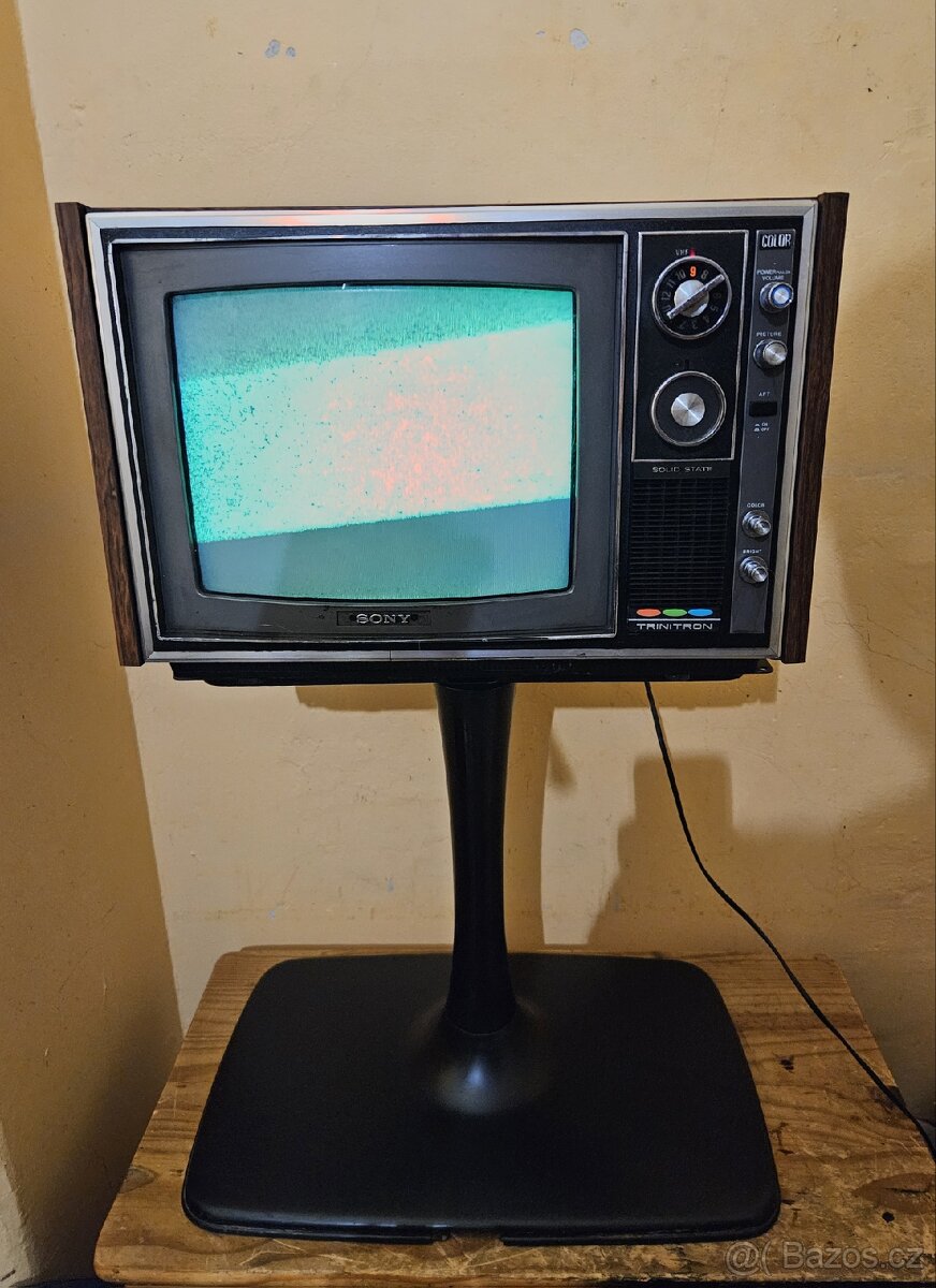 Vintage TV kovový podstavec