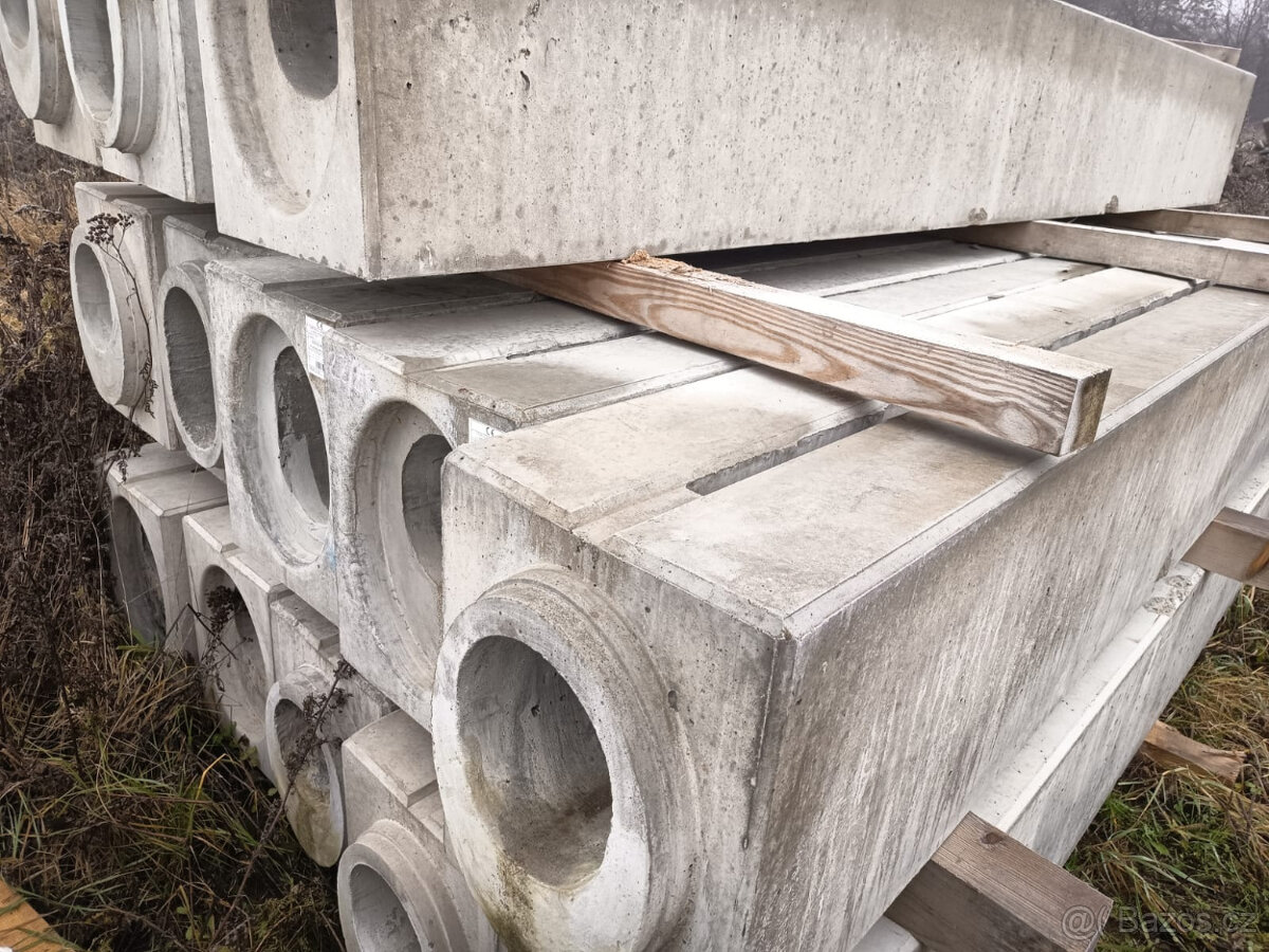 Odvodňovací žlab s průběžnou šterbinou.