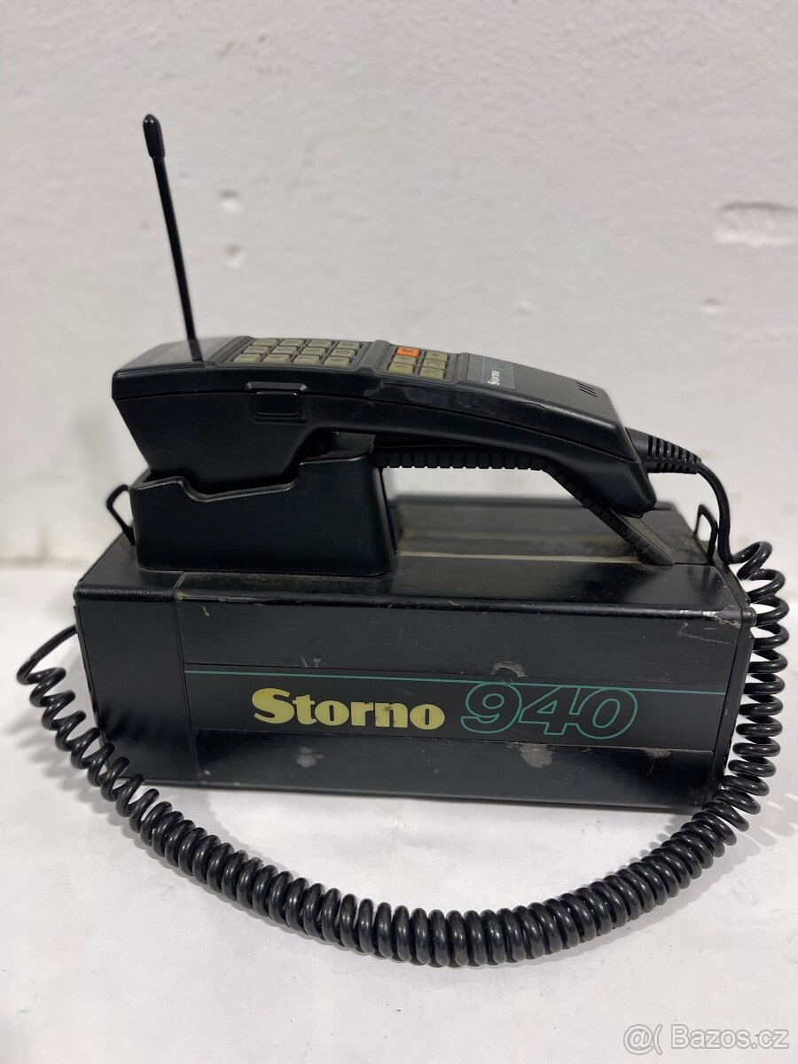 Starý přenosný telefon Motorola Storno 940 ATF