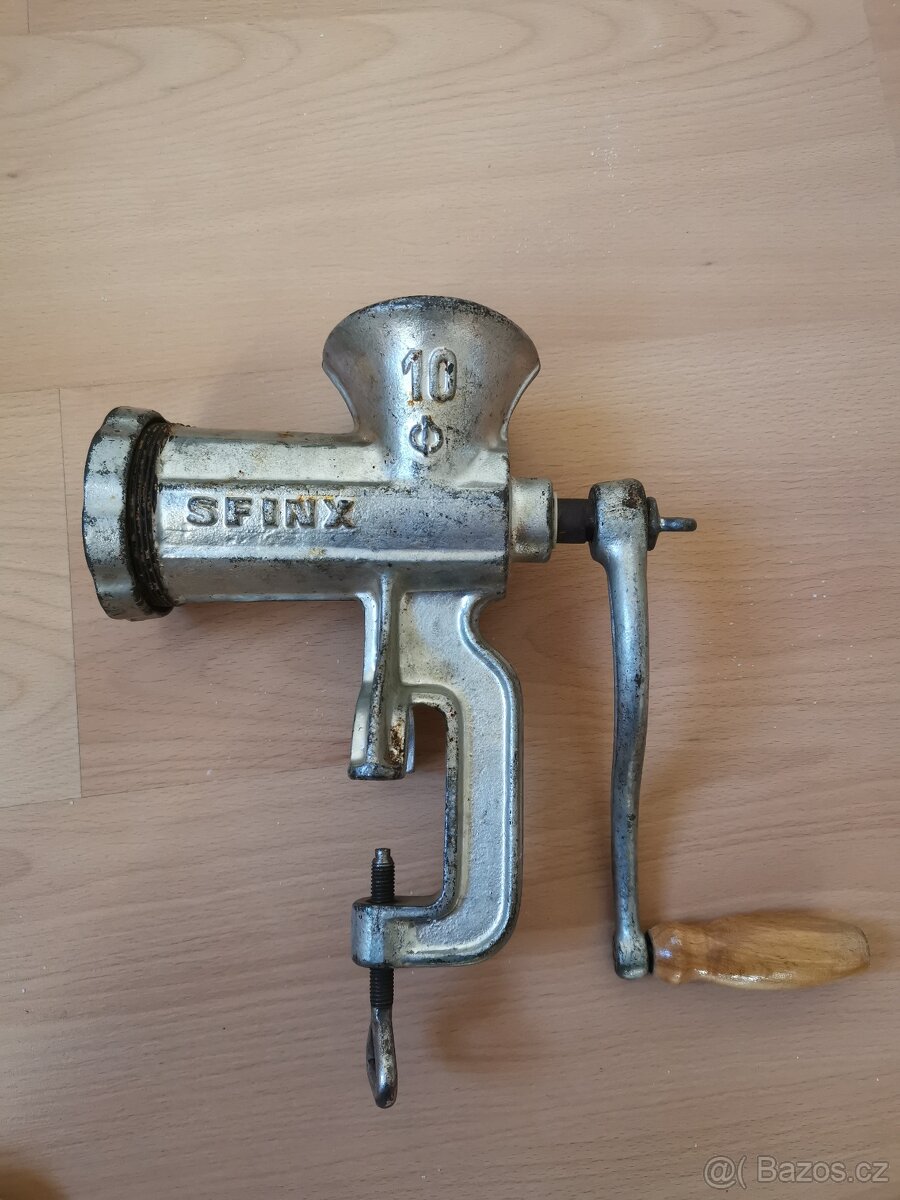 Mlynek na maso do klobás Sfinx 10