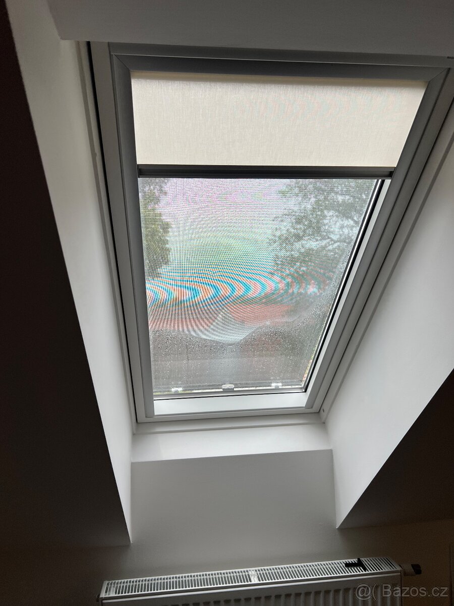 Stínící rolety béžové 4ks na střešní okna VELUX