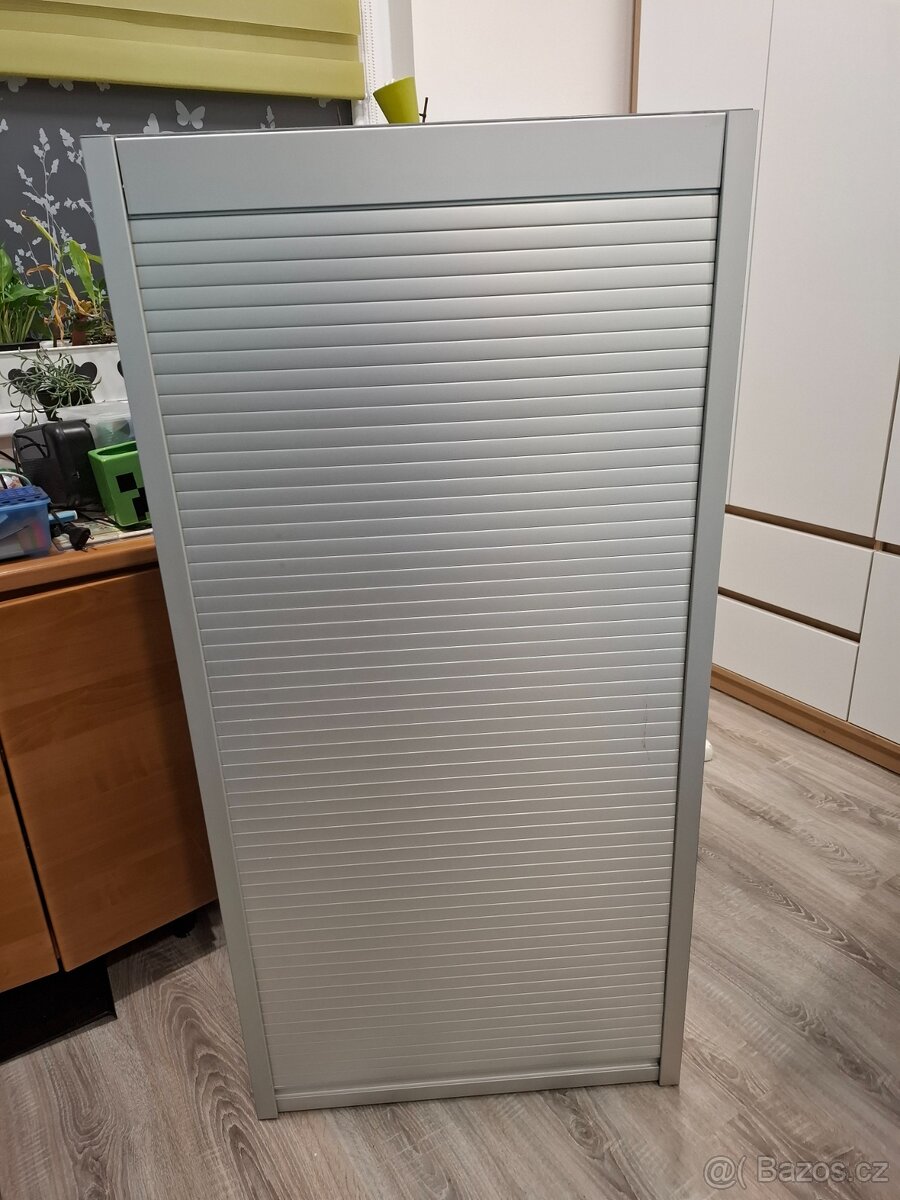 Skříň se zatahováním, pevná, stabilní, funkční