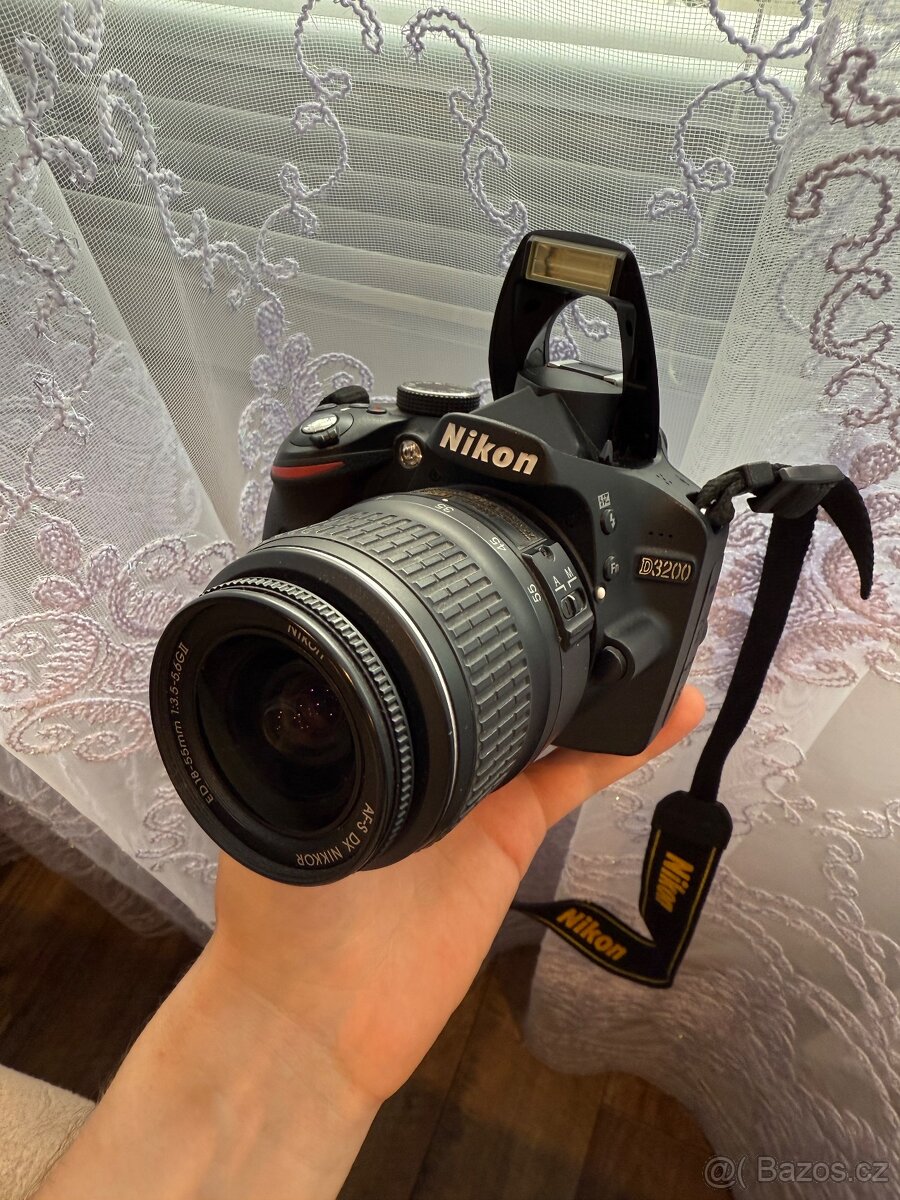 Nikon D3200 tělo + objektiv 18-55 mm + nabíječka