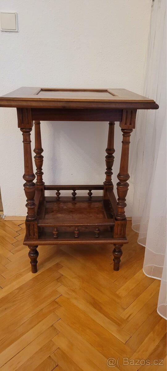 Kvalitní dřevěný stolek