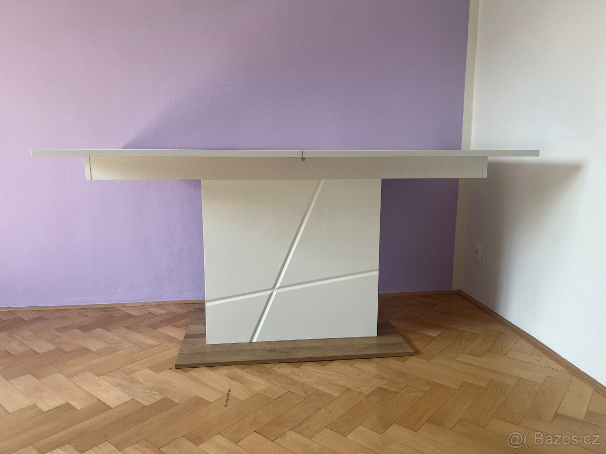 Prodám jídelní stůl Futura