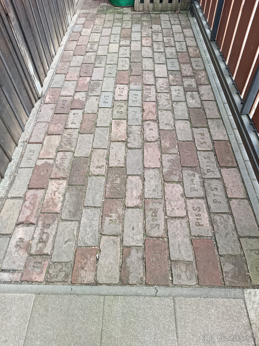 Staré cihly převážně ražené