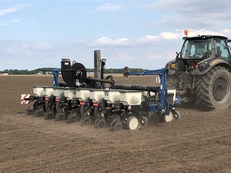Secí stroj Kinze 3500 8R Interplant