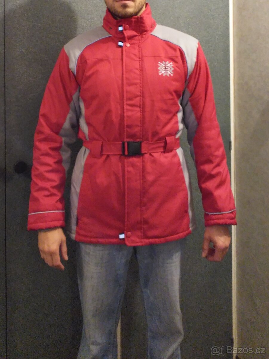 Zimní červeno šedivá bunda nebo kabát