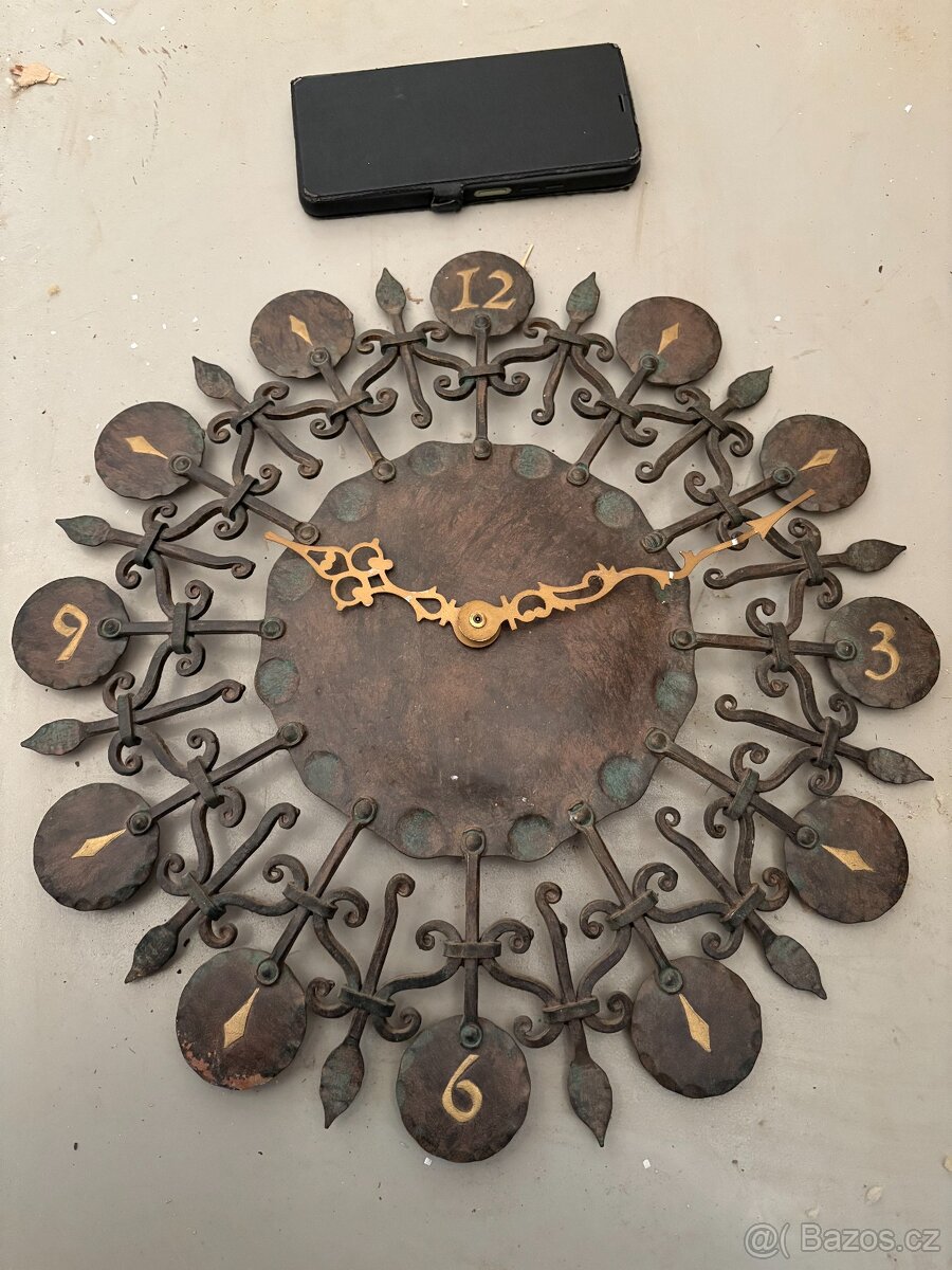 Kovové hodiny na zeď