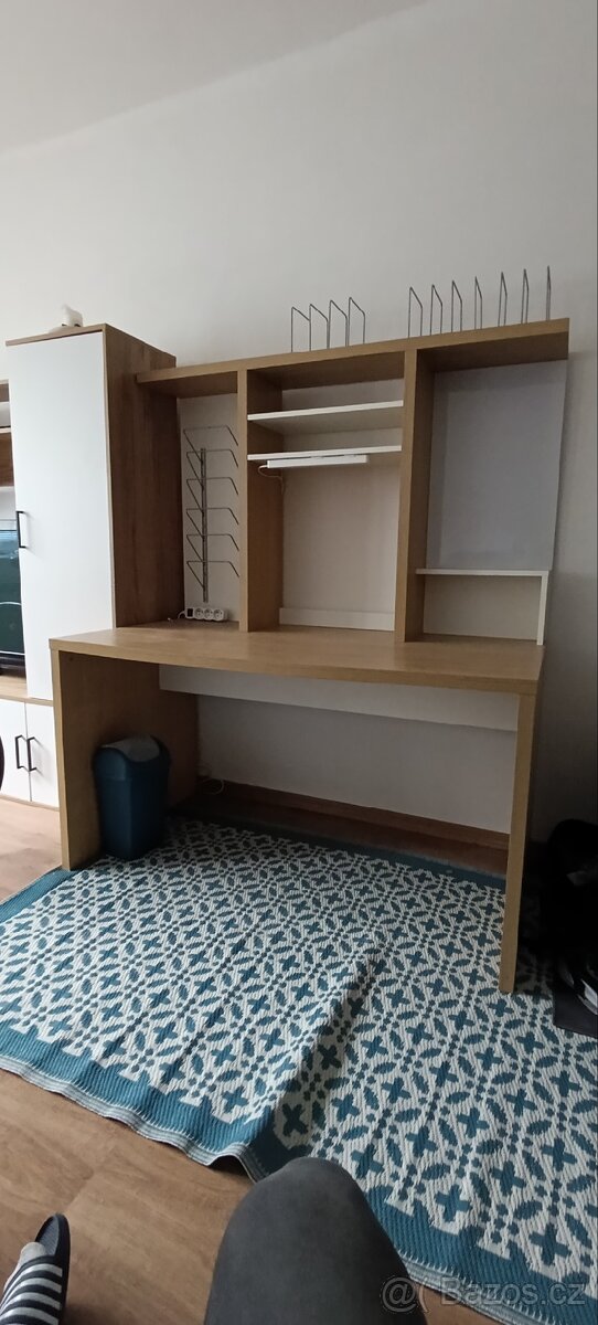 Psací stůl velký s policemi