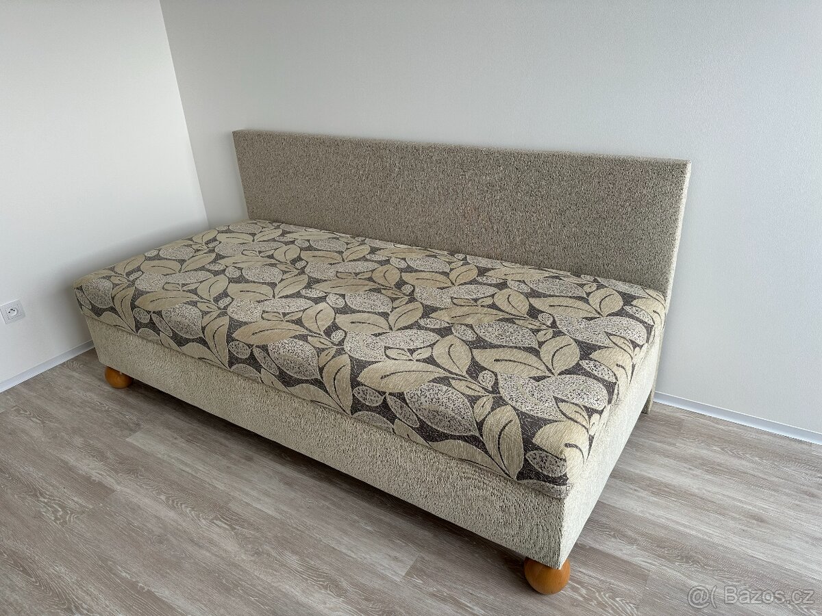 Válenda (postel) s úložným prostorem