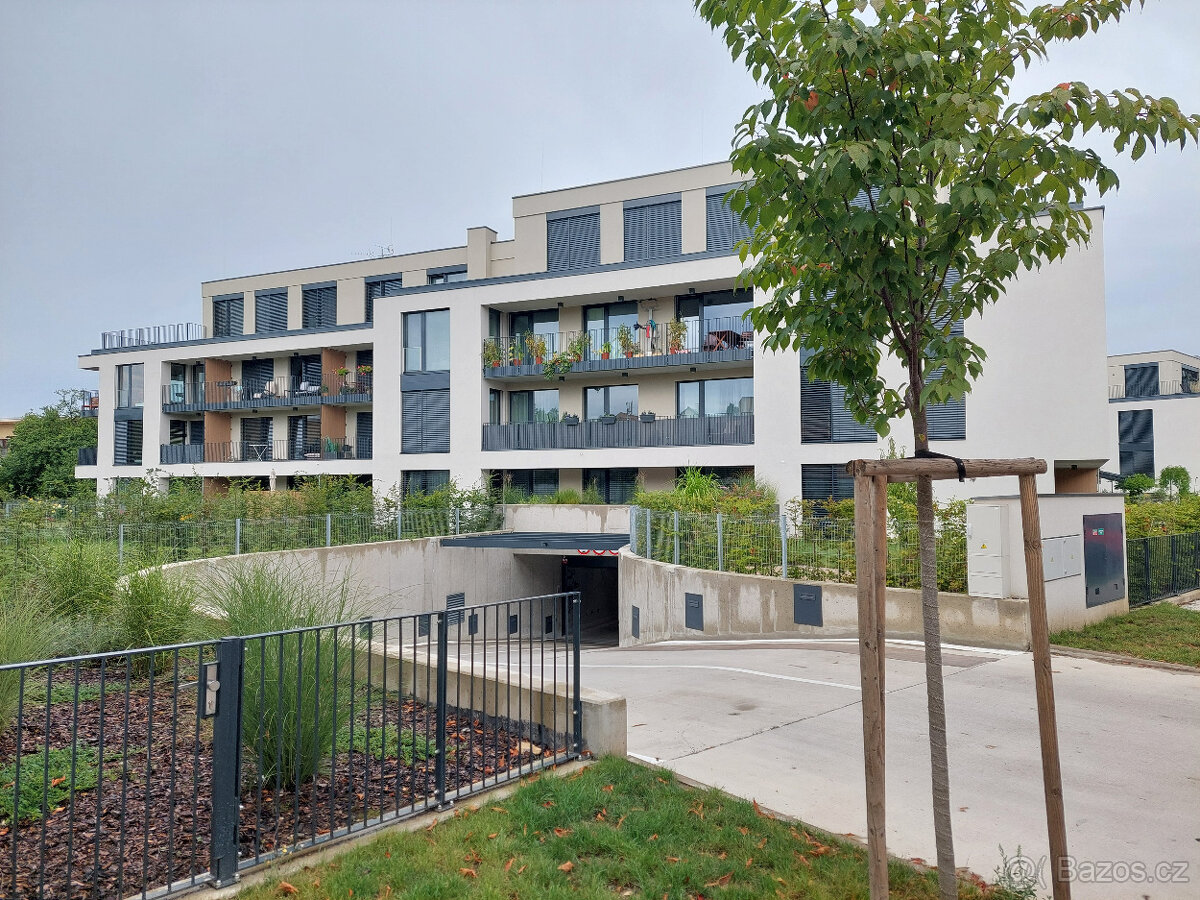 Garážové stání Štěrboholy pro auto/moto (vč. poplatků)