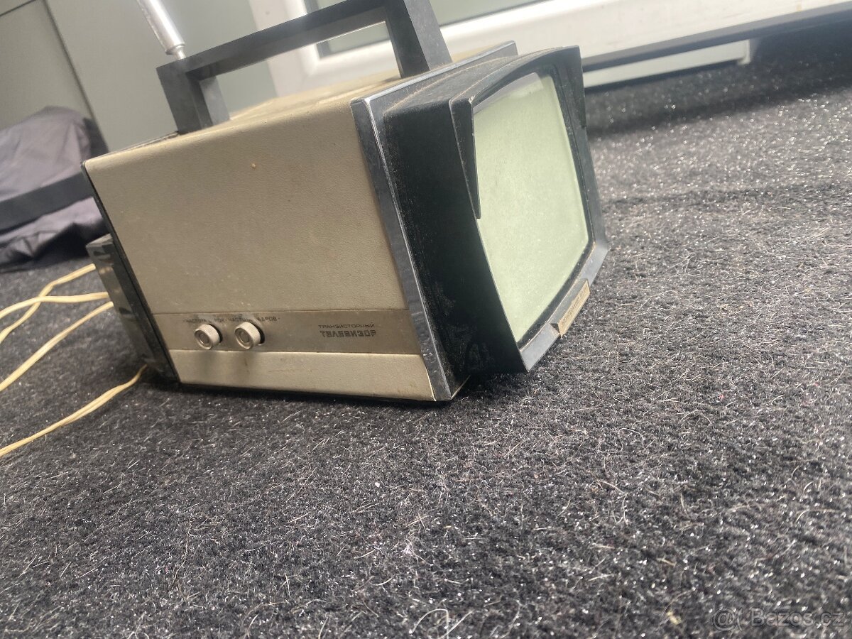 Přenosná stará televize