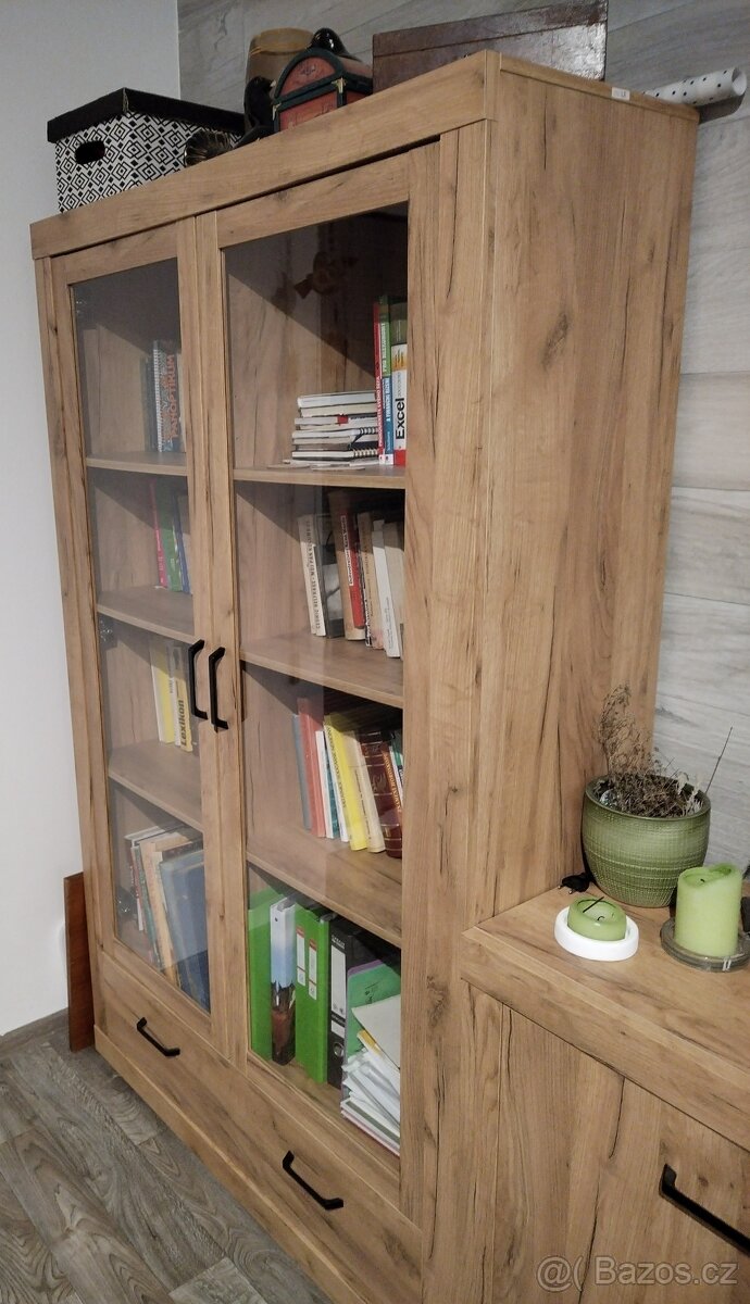 Prodám příborníky a vitrínu