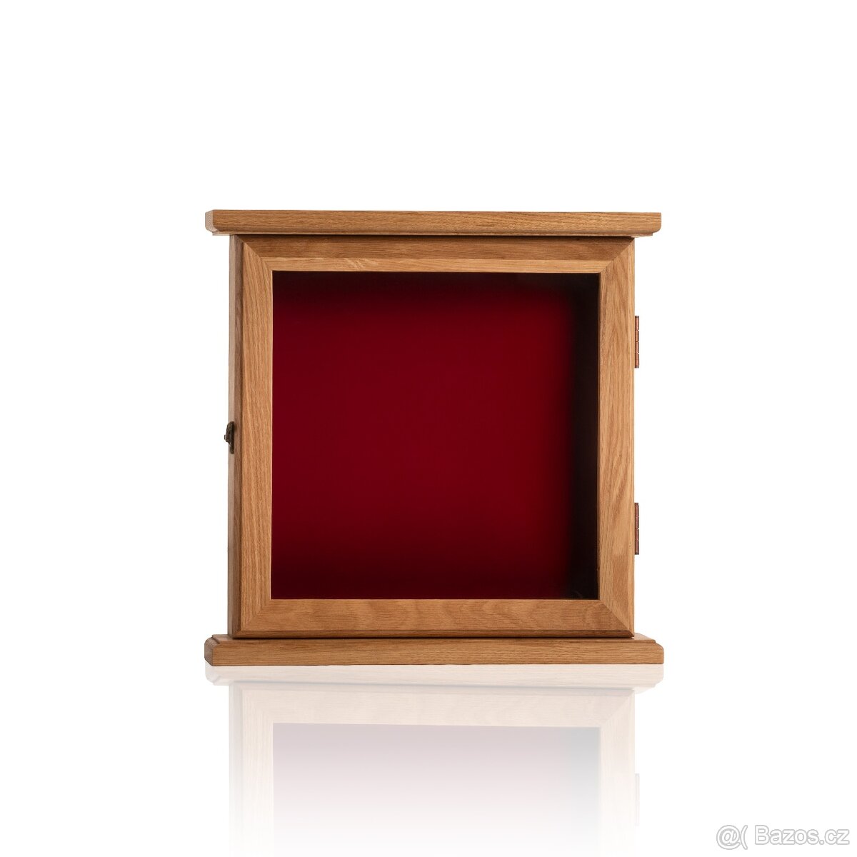 Masivní dubová vitrína malá