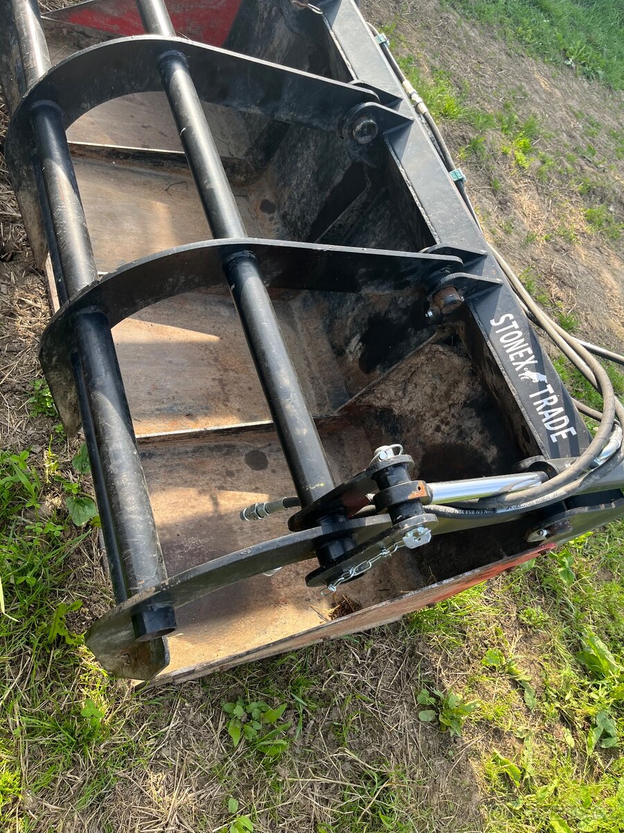 Multifunkční lopata s přidržovačem