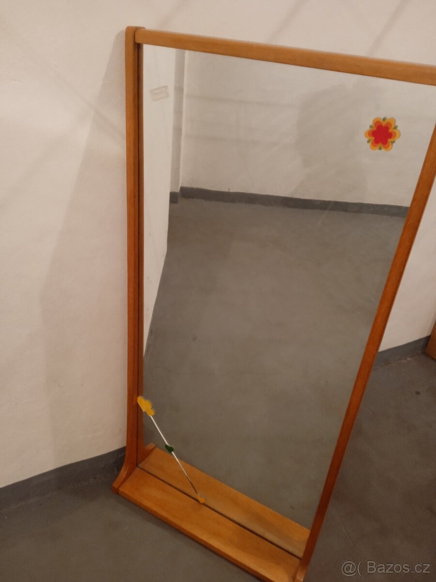 Zrcadlo s policí v rámu