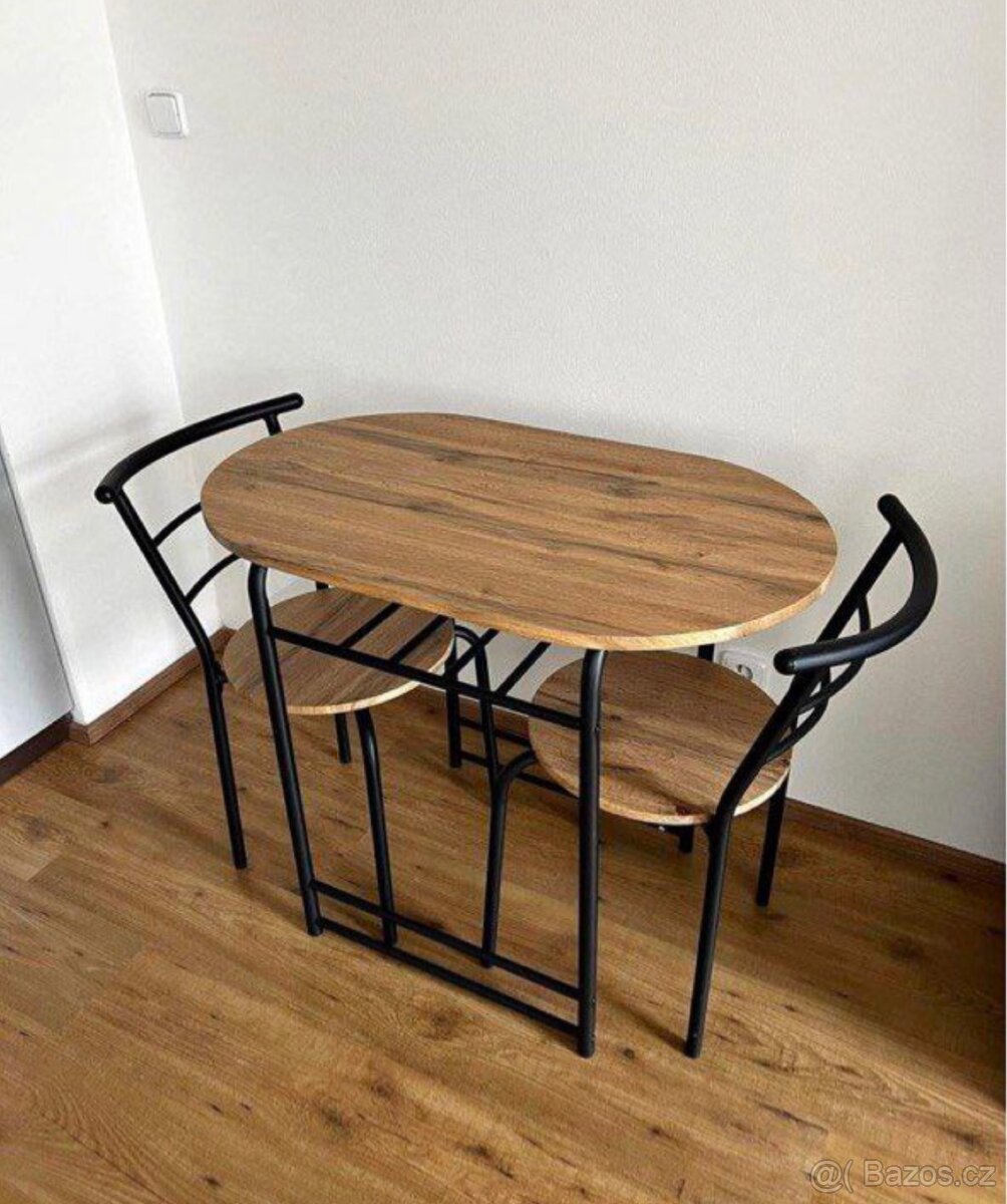 Stůl se dvěma židlemi