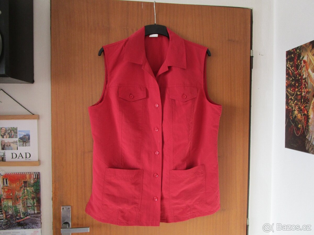 Pěkná tm. červená lehká vesta, vel. 46 (XL)