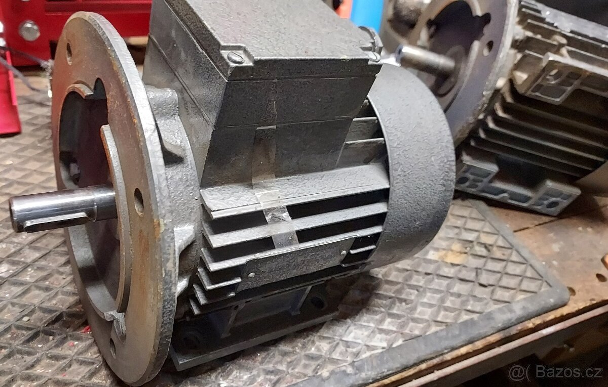 Elektromotor 220/380V , Výkon: 0,37kW,Tvar: patko-přírubový