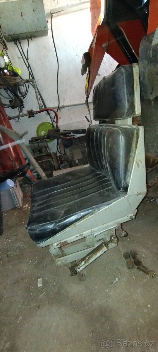 Sedačka Zetor URI