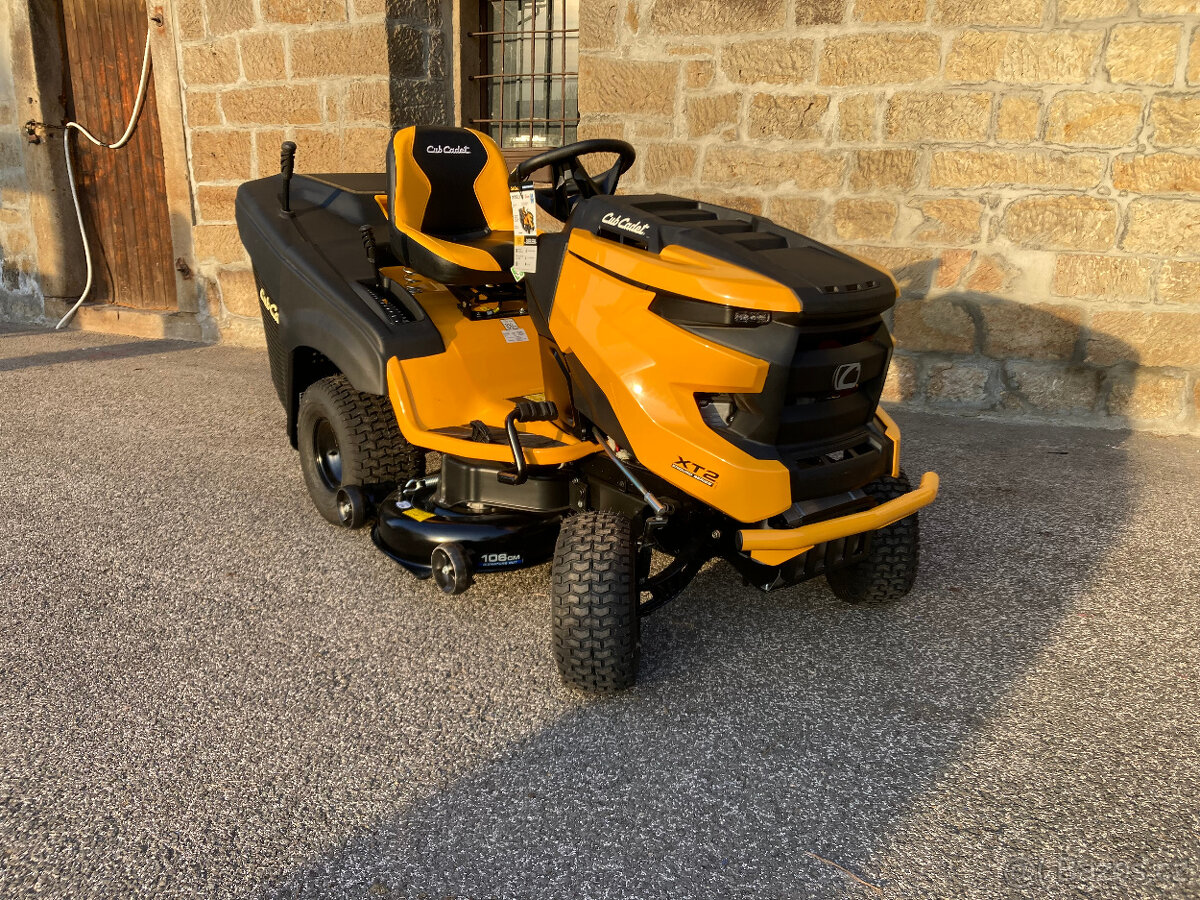 Zahradní traktor Cub Cadet XT 2 QR 106