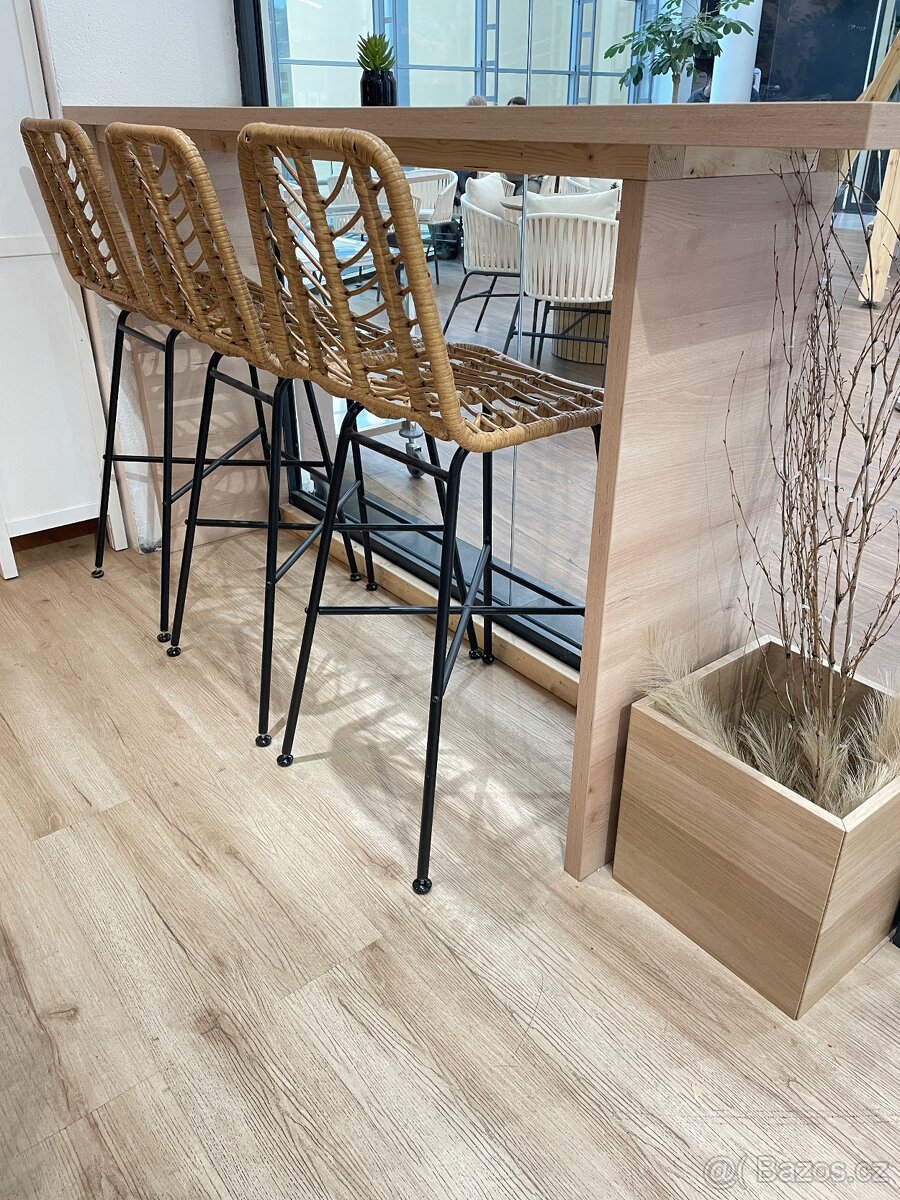 Bar se 3 stylovými židlemi