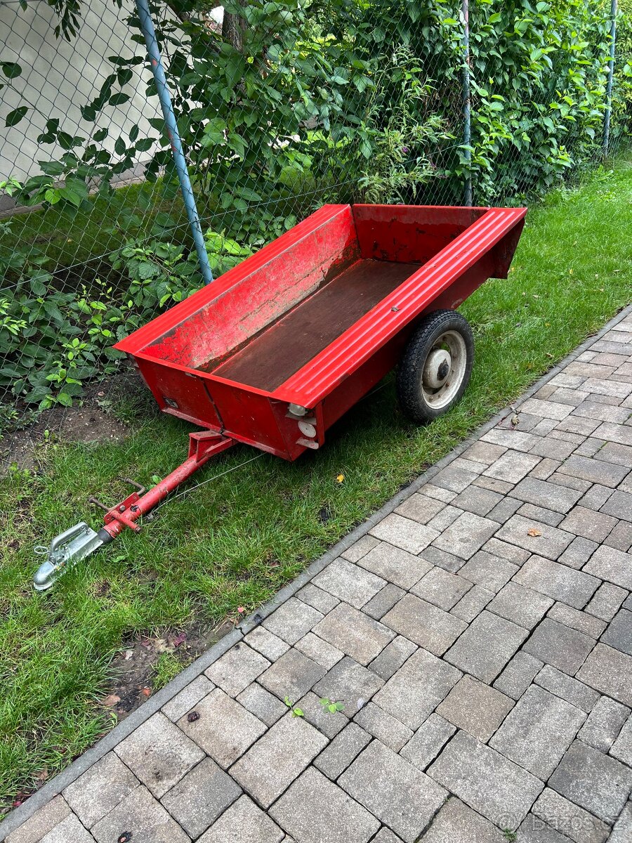 Vozík bržděný zahradní traktor traktůrek teru čtyřkolku.
