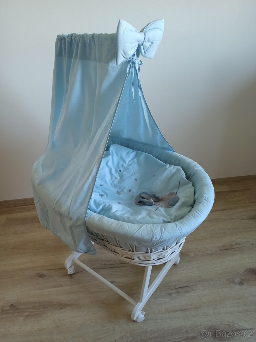 Proutěný koš pro miminko s vybavením
