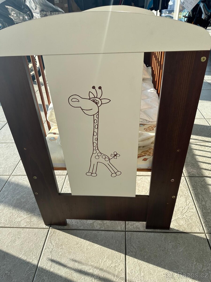Dětská postýlka s žirafou
