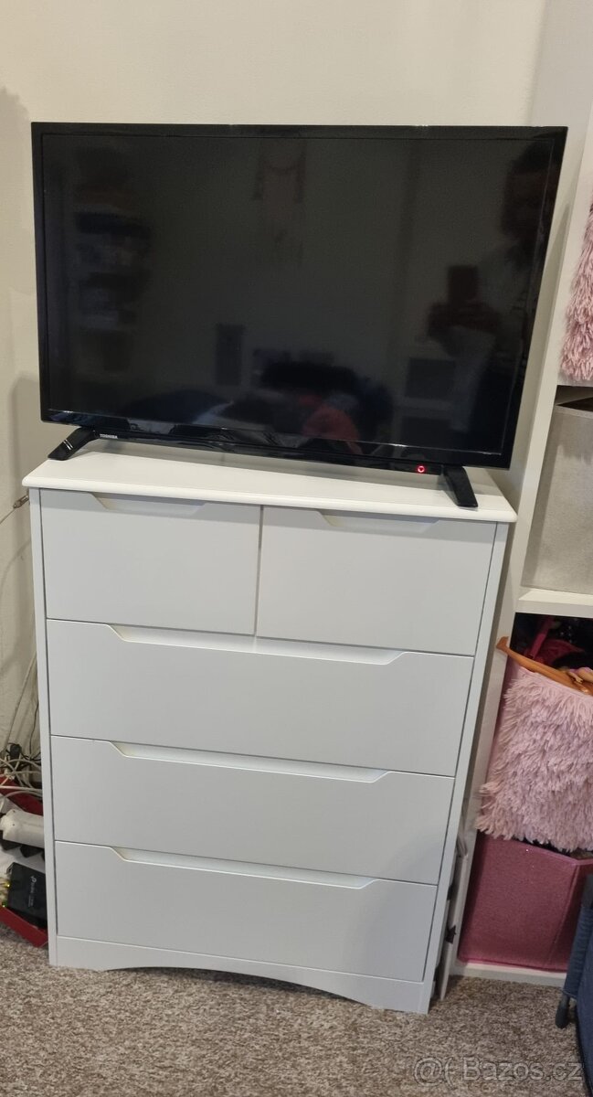 Bílá komoda
