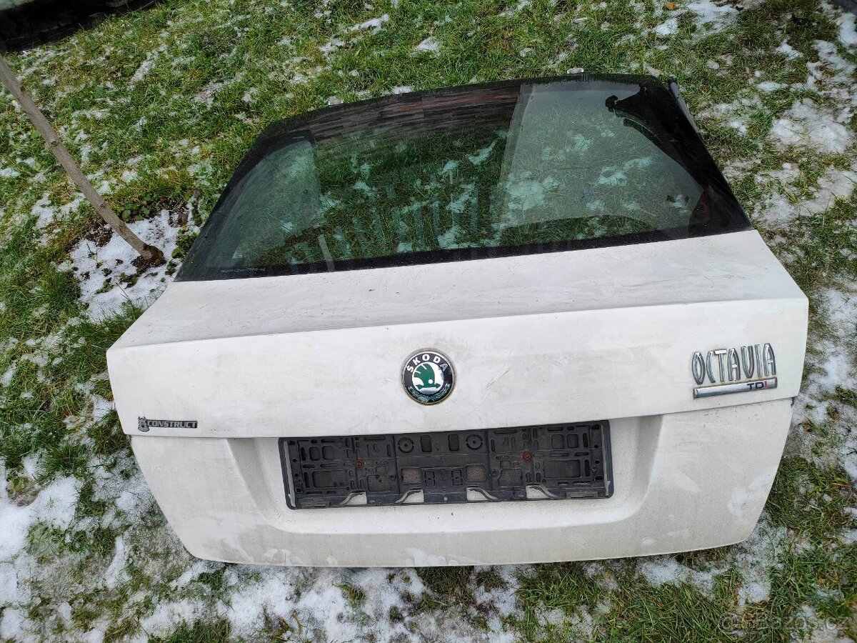 škoda octavia II sedan 5.dveře kufr zadní víko bílá