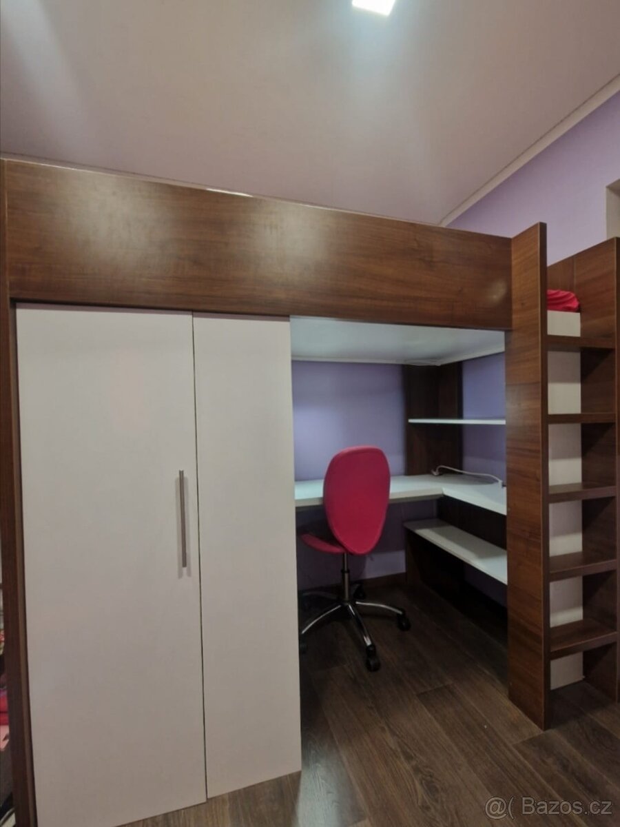 multifunkční nábytková sestava vhodna do dětského pokoje.