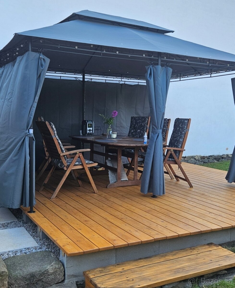 Zahradní nabytek - stůl, 6 židli a podsedáky