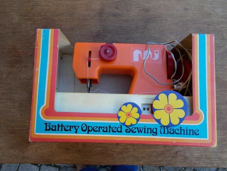 Retro hračka šicí stroj na baterie 70 léta