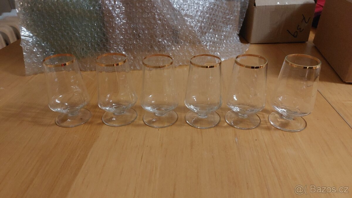 malé skleničky na víno - koštovky, případně velké panáky