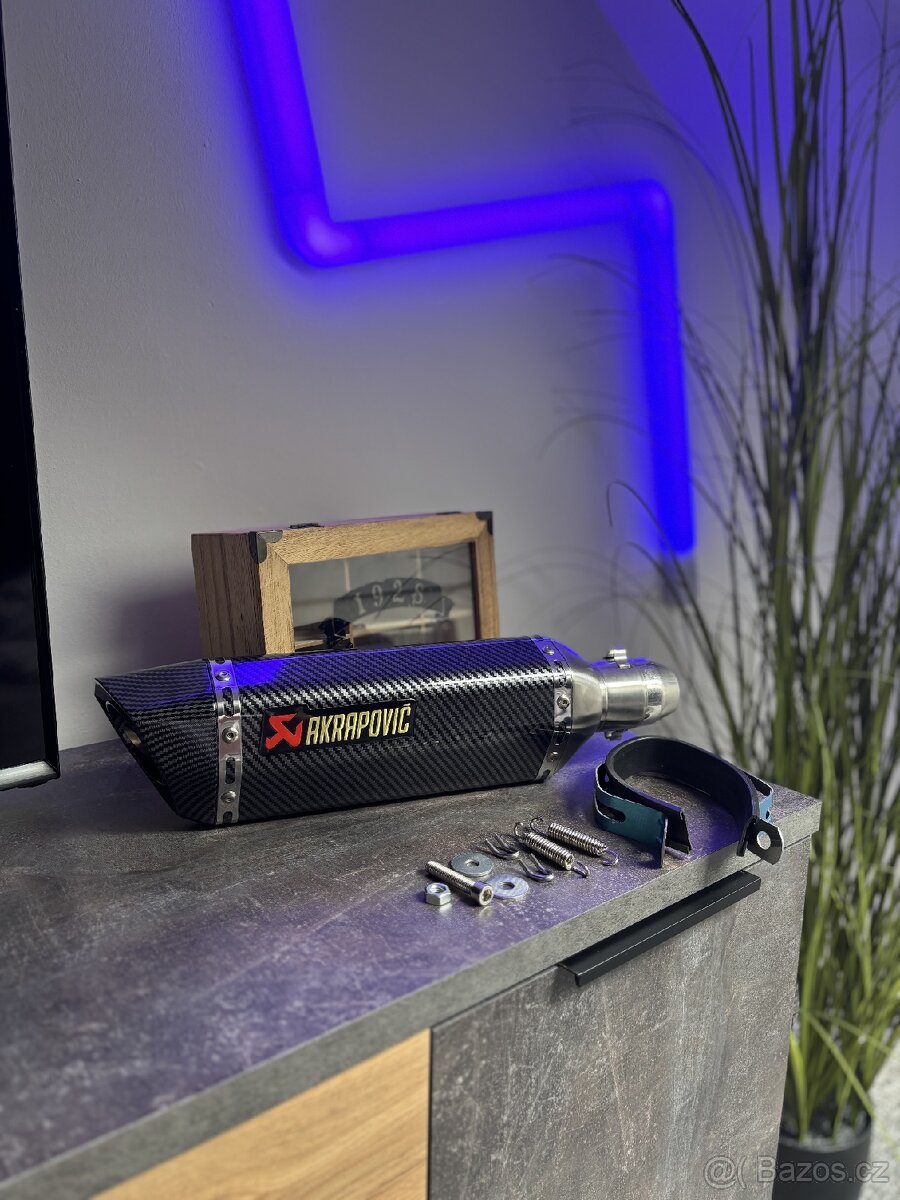 Akrapovič laděná koncovka výfuku na motorku karbon