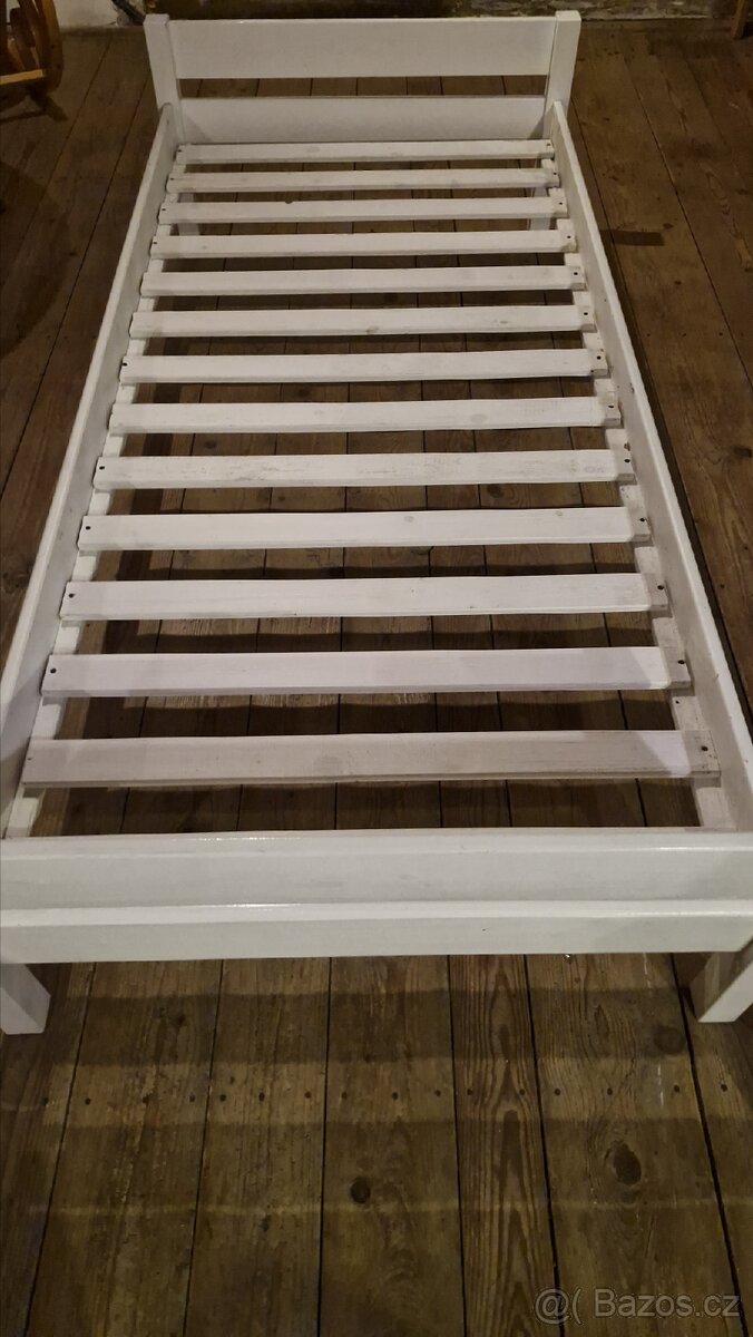 Prodám dřevěnou postel s roštem.