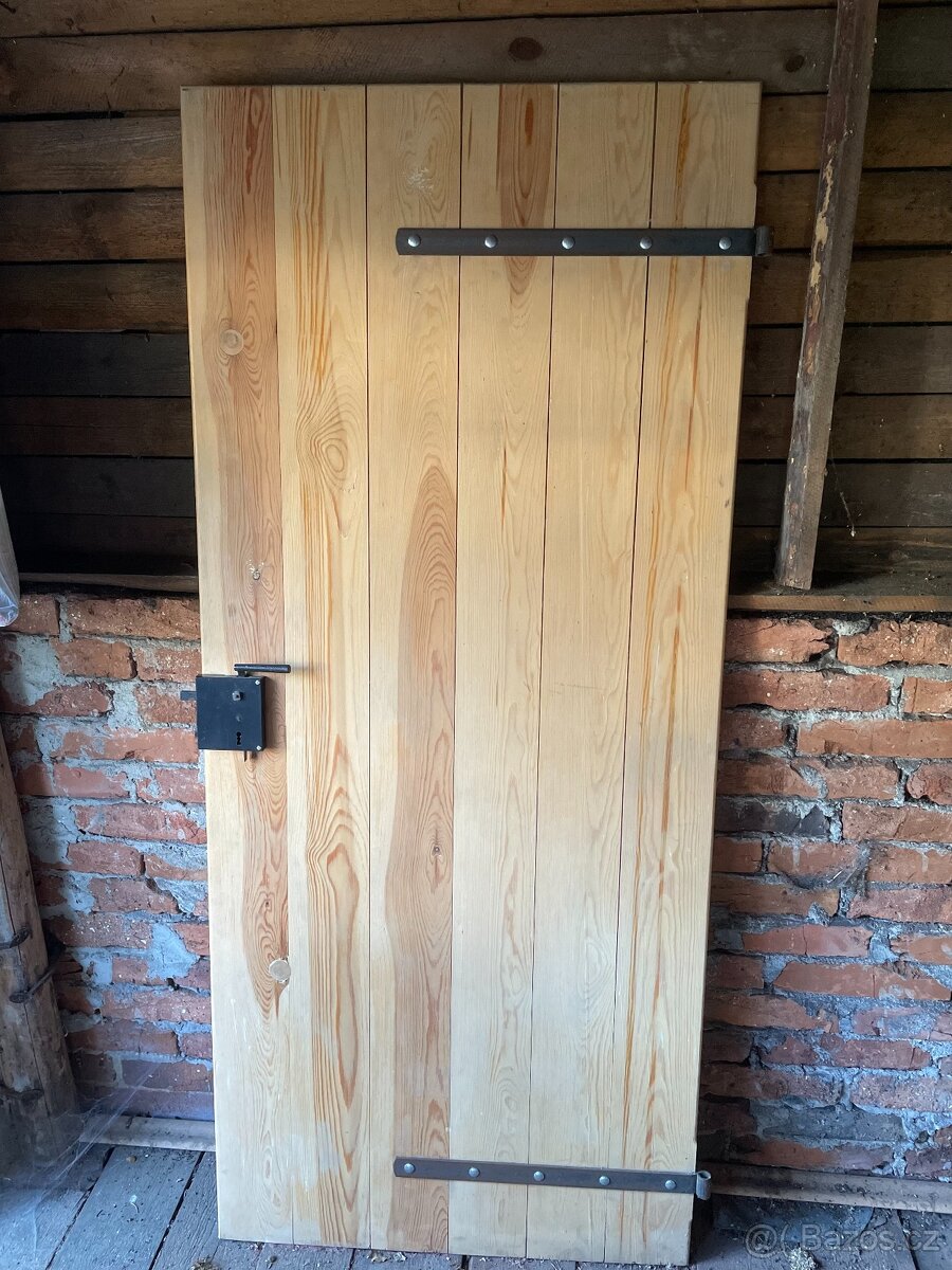 Prodám borovicové dveře (pravé)
