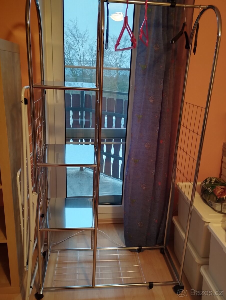 nerezový věšák s policemi